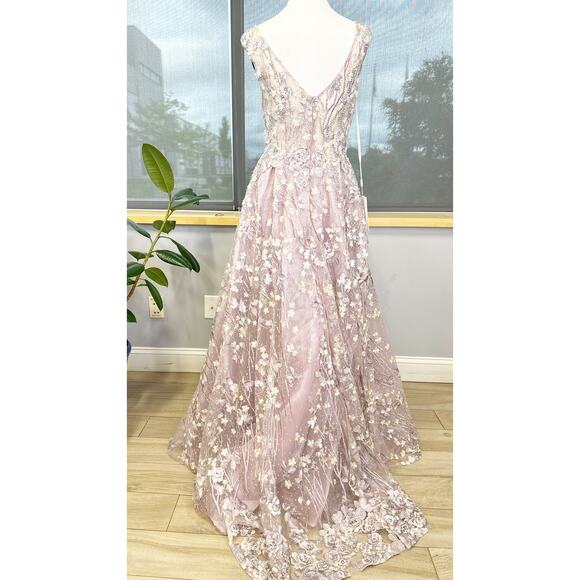 FLORAL EMBROIDERED ILLUSION V-NECK GOWN Size 4 - Picture 7 of 9